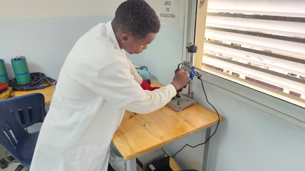 El equipo de DEFXON trabajando en el prototipo